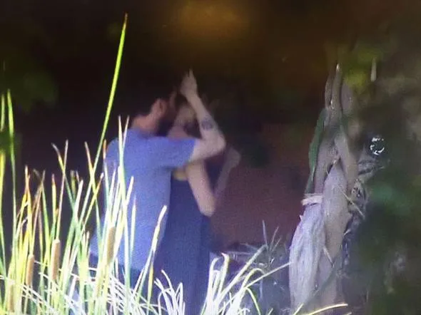 Adriana Lima Metin Hara'nın kolyesini çıkardı