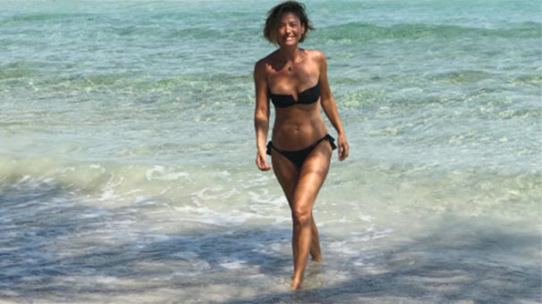 42 yaşındaki Ece Uslu bikinili fotoğrafıyla mankenlere taş çıkarttı