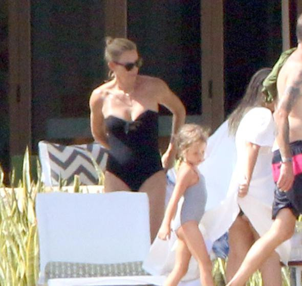 Charlize Theron bikinili yakalanınca havluya sarıldı