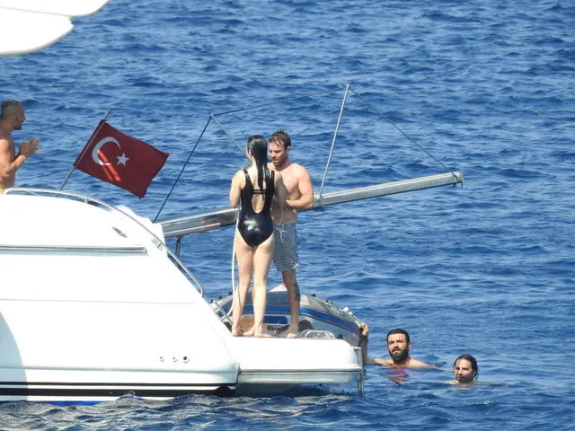 Murat Dalkılıç sahnede, Merve Boloğur teknede