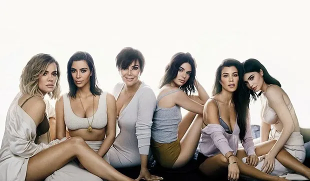 Kardashianlar 10’uncu yıllarını iç çamaşırlı kapakla kutladı