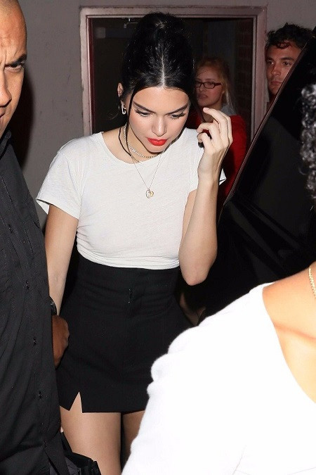 Kendall Jenner ile Hailey Baldwin'in asık suratı şaşkınlık yarattı