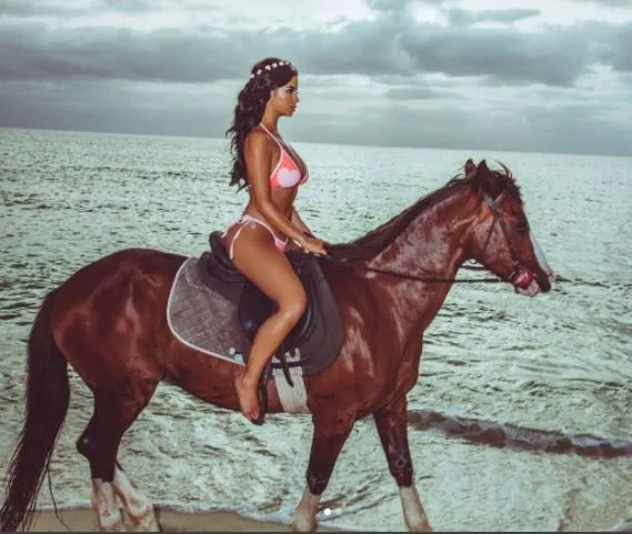 Demi Rose Cape Verde kumsalında verdiği pozlarla nefes kesti