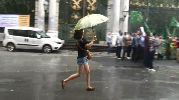 İstanbul'da yağmur aniden bastırınca ortaya bu görüntüler çıktı