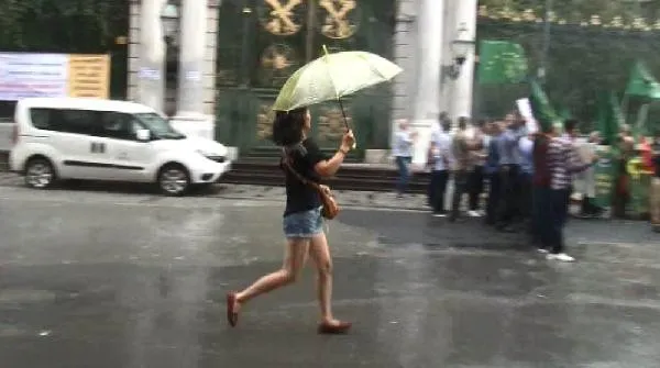 İstanbul'da yağmur aniden bastırınca ortaya bu görüntüler çıktı