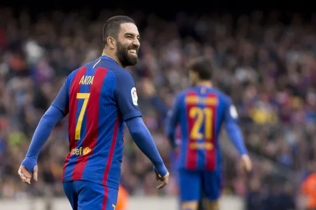 Arda Turan arkadaşının eski aşkını kaptı!