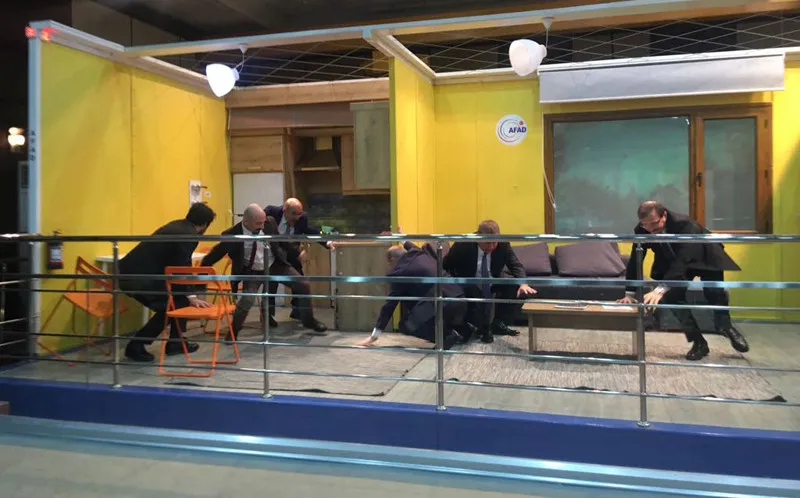 Başbakan yardımcıları depremi böyle yaşadı