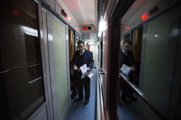 24 saatlik tren yolculuğundan ilginç kareler