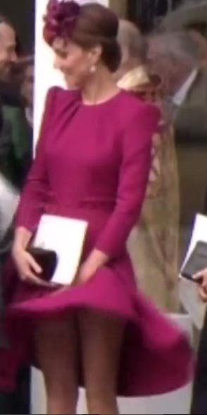 Kate Middleton sürekli rüzgarın azizliğine uğruyor eteği havalanıyor!