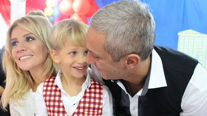 Esra Erol ve eşi Ali Özbir’den mutlu aile fotoğrafı