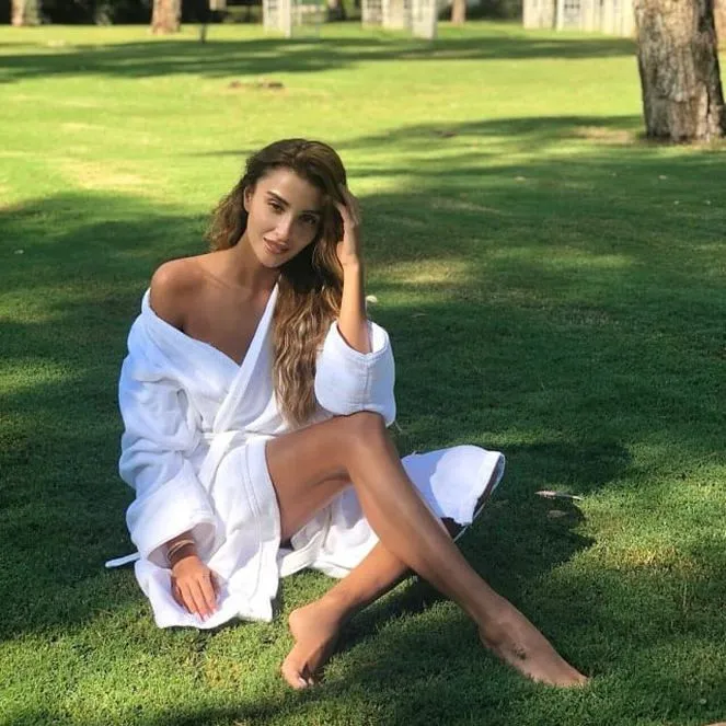 Ünlülerin yeni Instagram akımı: Bornozlu paylaşım
