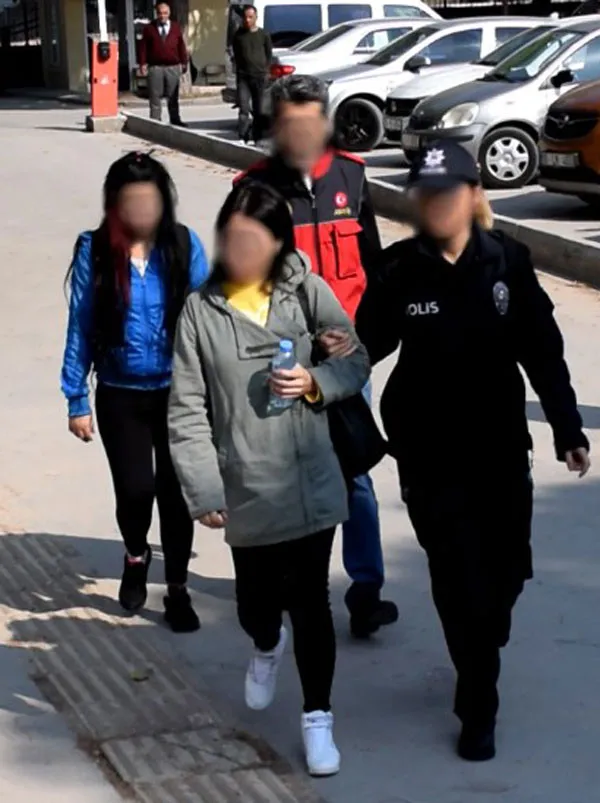 Swinger eş değiştirme fuhuş çetesine baskın: Resmi nikahlı karısını..