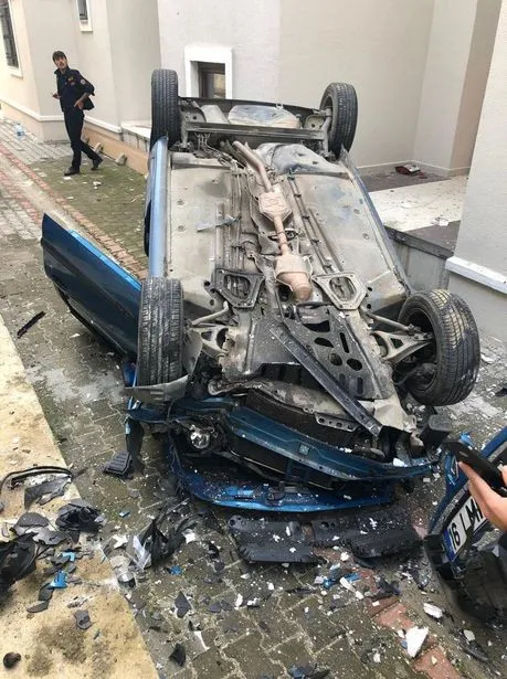 Bursa Gemlik'te akılalmaz kaza! Otomobil apartman boşluğuna uçtu
