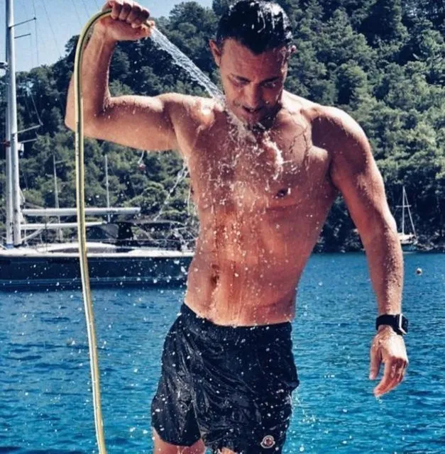 Mustafa Sandal'dan kafa karıştıran paylaşım!