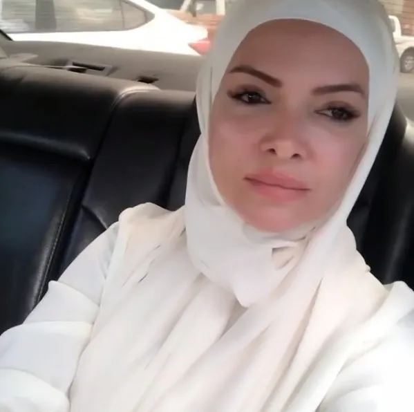 Cesur pozlarıyla bir döneme damga vuran Pınar Eliçe Umre'ye gitti