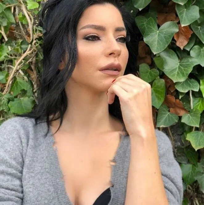 Merve Boluğur siyah saça geri döndü