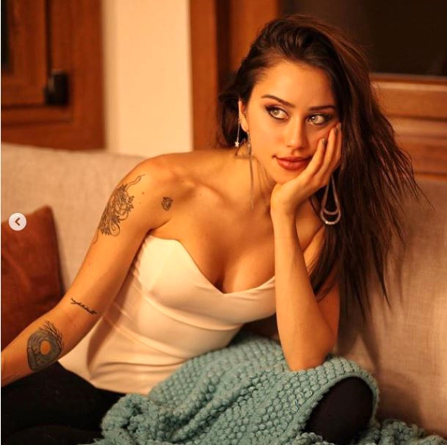 Hamdi Alkan'ın kızı Zeynep Alkan derin dekoltesiyle takipçilerini büyüledi