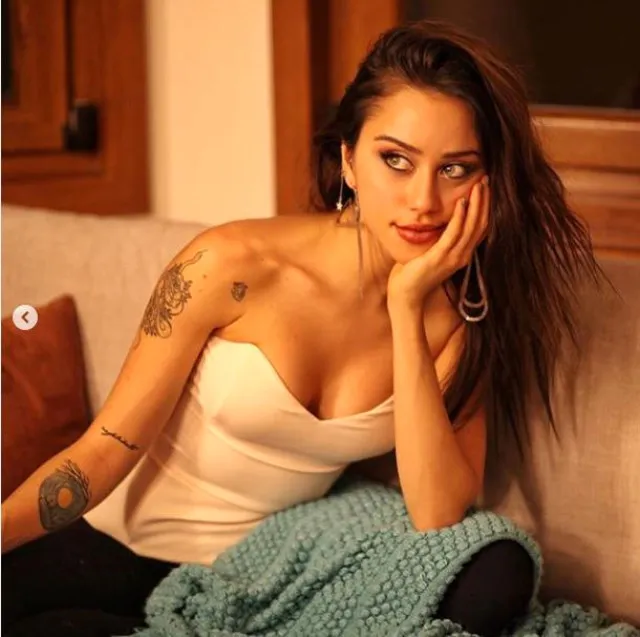 Hamdi Alkan'ın kızı Zeynep Alkan derin dekoltesiyle takipçilerini büyüledi