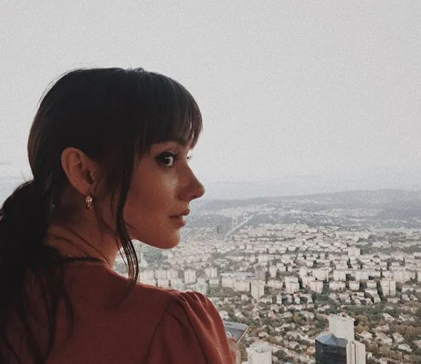Yasak Elma'nın yıldızı fena yakalandı! Gizemli sevgili ortaya çıktı