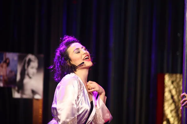 Nergis Öztürk direk dansını sahneye taşıdı