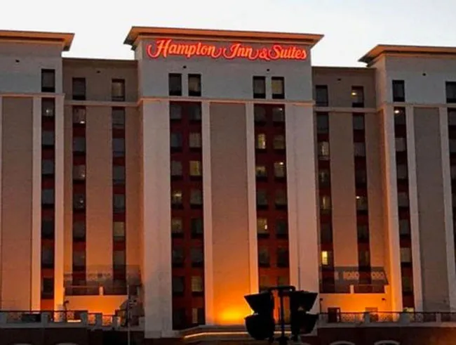 Otel duşundaki görüntüleri internete düştü! 100 milyon dolar istiyor