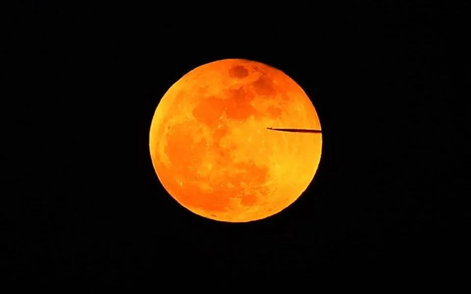 NASA'nın Süper Kanlı Mavi Ay Tutulması yayınında UFO göründü!