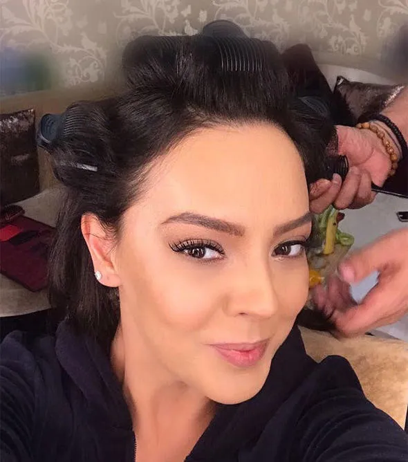 Ebru Güneş'in yalıda botoks keyfi