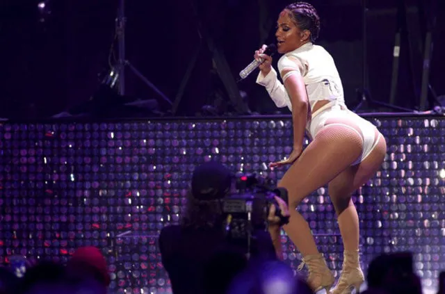Seksi şovuyla Jennifer Lopez ortalığı yıktı geçti!