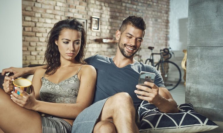 Sevgiliniz telefonuyla bunları yapıyorsa aman dikkat!