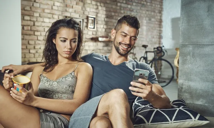 Sevgiliniz telefonuyla bunları yapıyorsa aman dikkat!