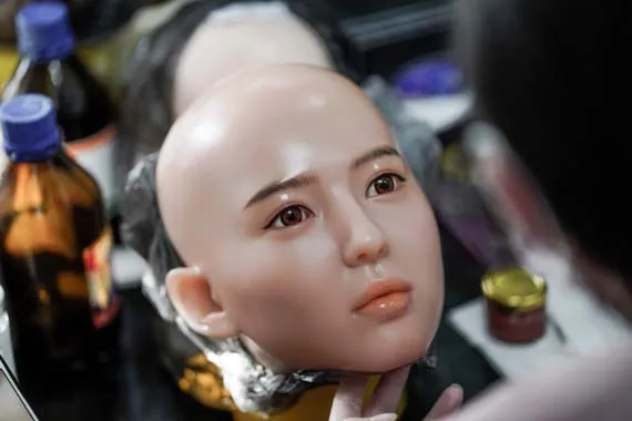 Şakalara gülen, bulaşık yıkayabilen seks robotu geliştirdiler