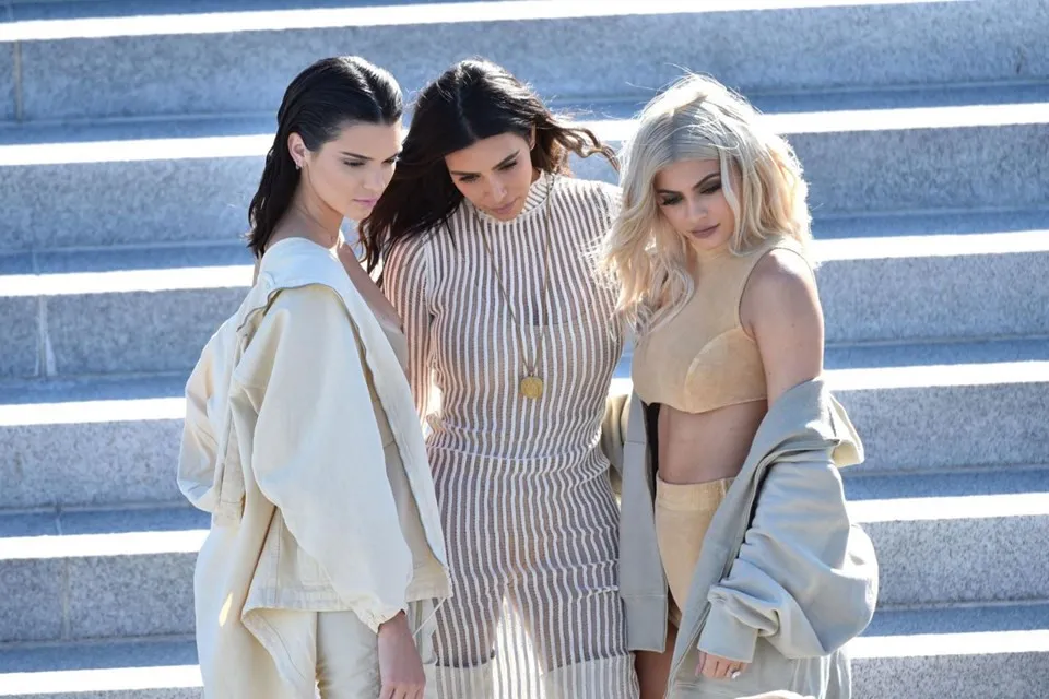 Kardashian ve Jenner kardeşler kıskançlıktan birbirine girdi