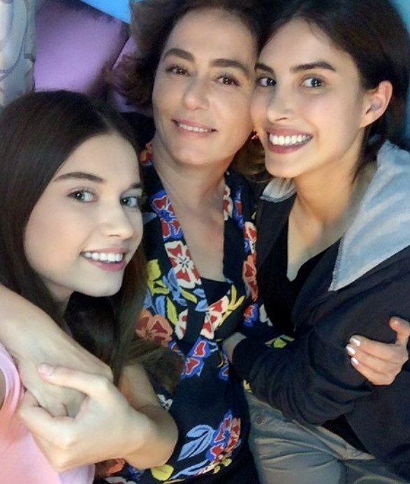 Dizi setinde yasak aşk! Afra Saraçoğlu yüzünden kovuldu