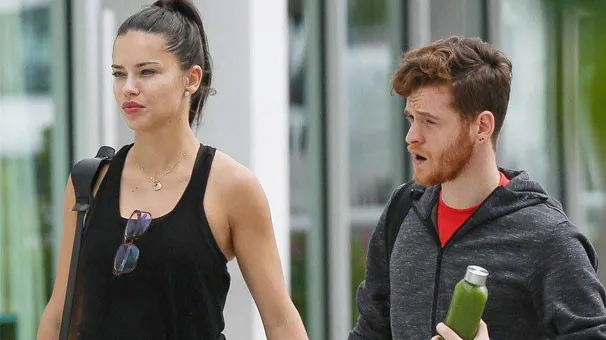Adriana Lima pozları Metin Hara'ya gösterip onay aldı