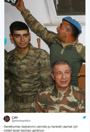 Hulusi Akar'ın yanında selfie çeken asker sosyal medyayı güldürdü