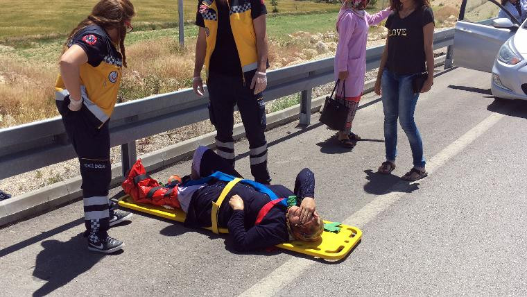 Kazada eteği yırtılan yaralı karısına ambulans çağırmadı!