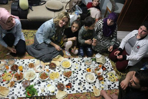 Gamze Özçelik, Suriyeli aileyle iftar yaptı