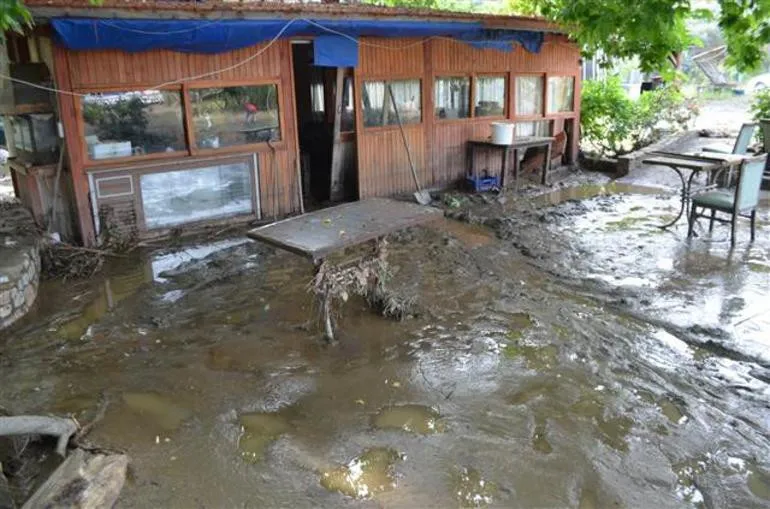 Sel, Selçuk'u da vurdu! Hayko Cepkin'in işlettiği mekan zarar gördü