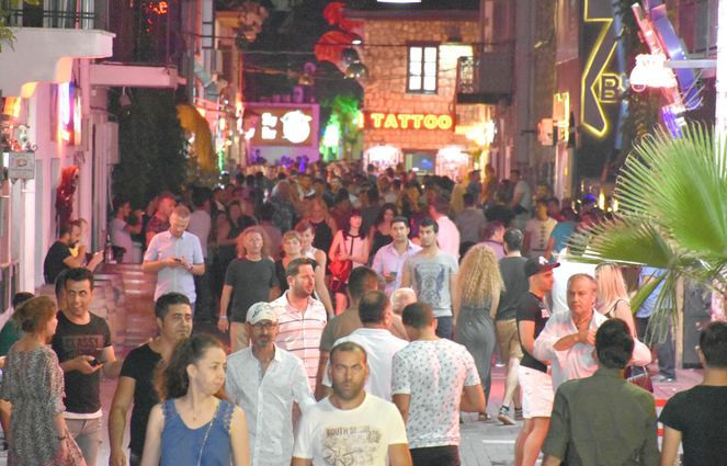 Güney'de köpükler içinde çılgın eğlence