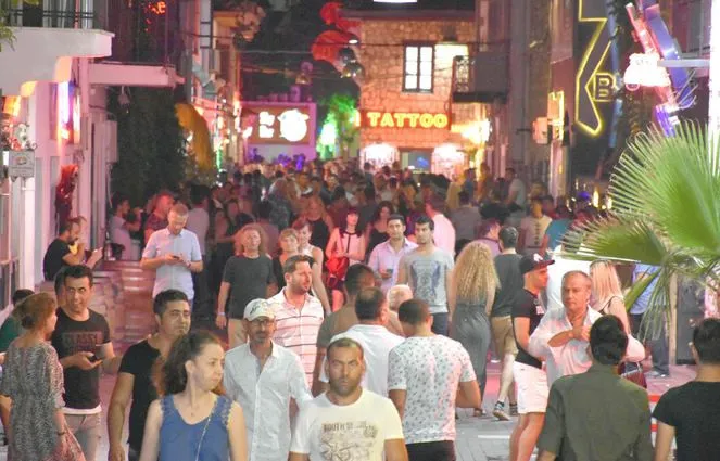 Güney'de köpükler içinde çılgın eğlence