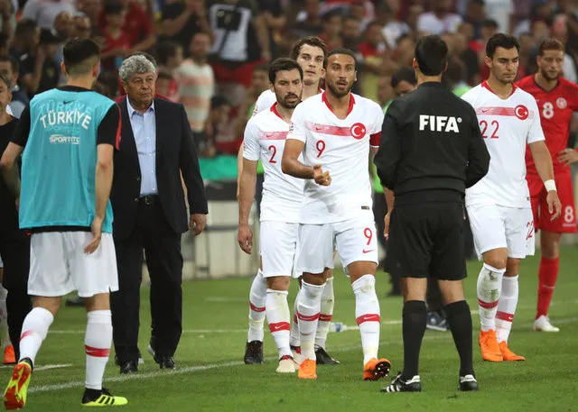 Cenk Tosun'dan tribünlere kafa kesme hareketi