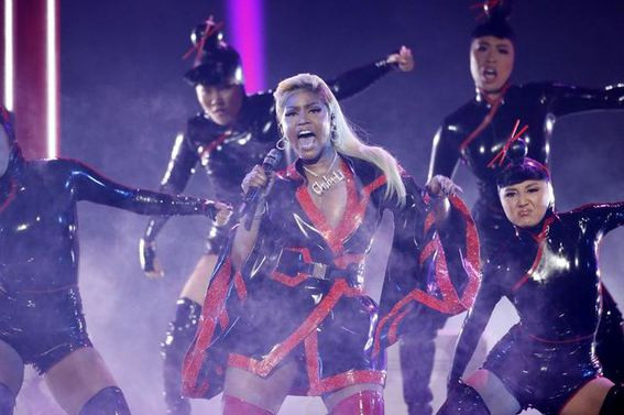 Nicki Minaj BET Awards gecesine damga vurdu