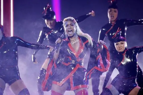 Nicki Minaj BET Awards gecesine damga vurdu