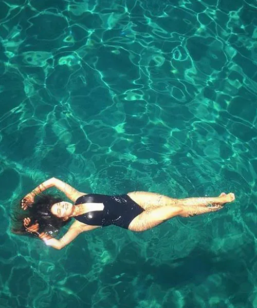 Ezgi Mola'nın kasık dövmeleri instagramı salladı