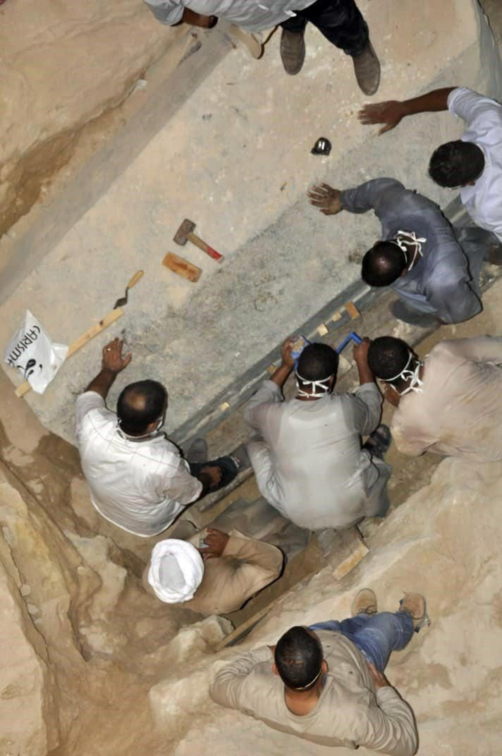 Büyük İskender'in olabileceği düşünülen 2500 yıllık lahit açıldı