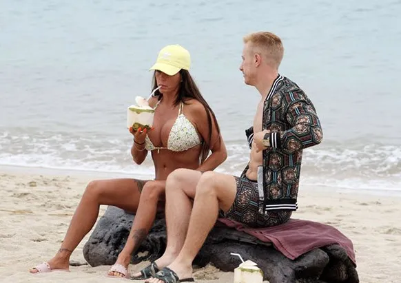Katie Price aşka geldi