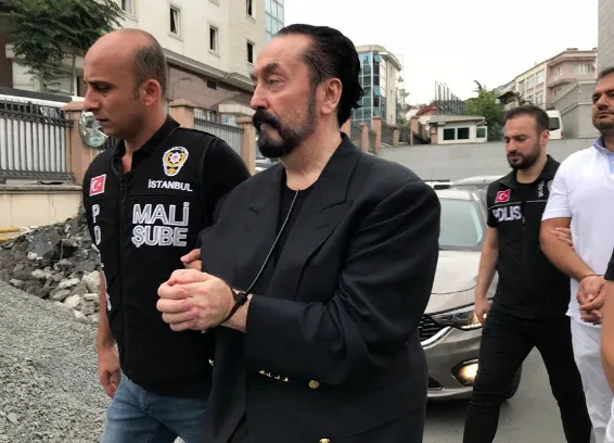 Adnan Oktar'ın öğrenci tuzağı! Bakın kızları nasıl ağına düşürmüş