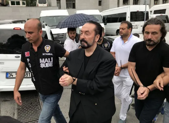 Adnan Oktar'ın öğrenci tuzağı! Bakın kızları nasıl ağına düşürmüş