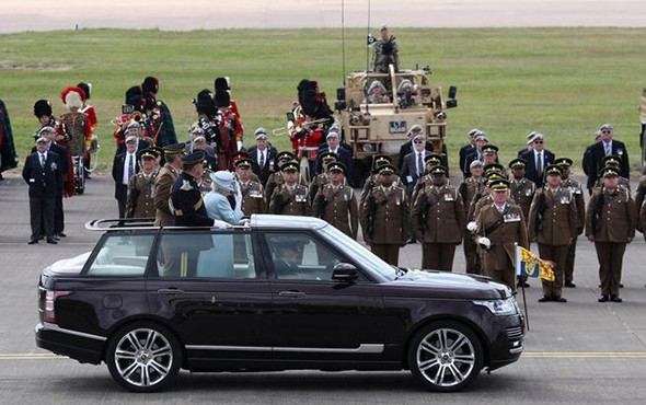 Elizabeth'in ziyaret ettiği kışlada seks partisi skandalı