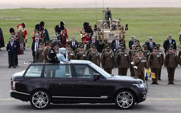 Elizabeth'in ziyaret ettiği kışlada seks partisi skandalı
